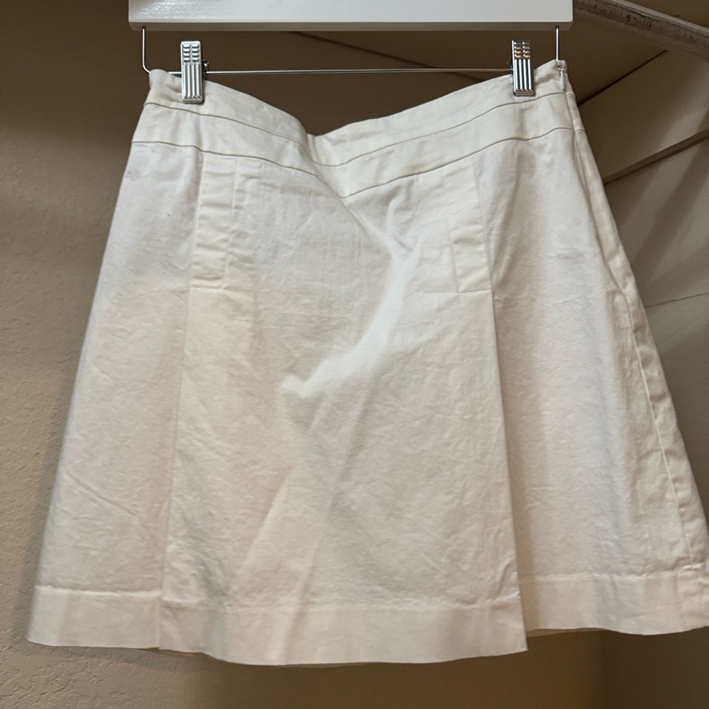 Banana Republic size 6 above the knee white side zip skirt